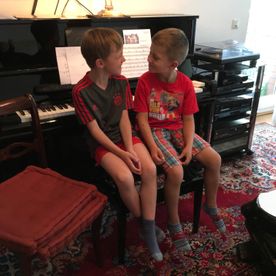 Jungs und Klavier