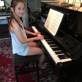 Mädchen mit Klavier
